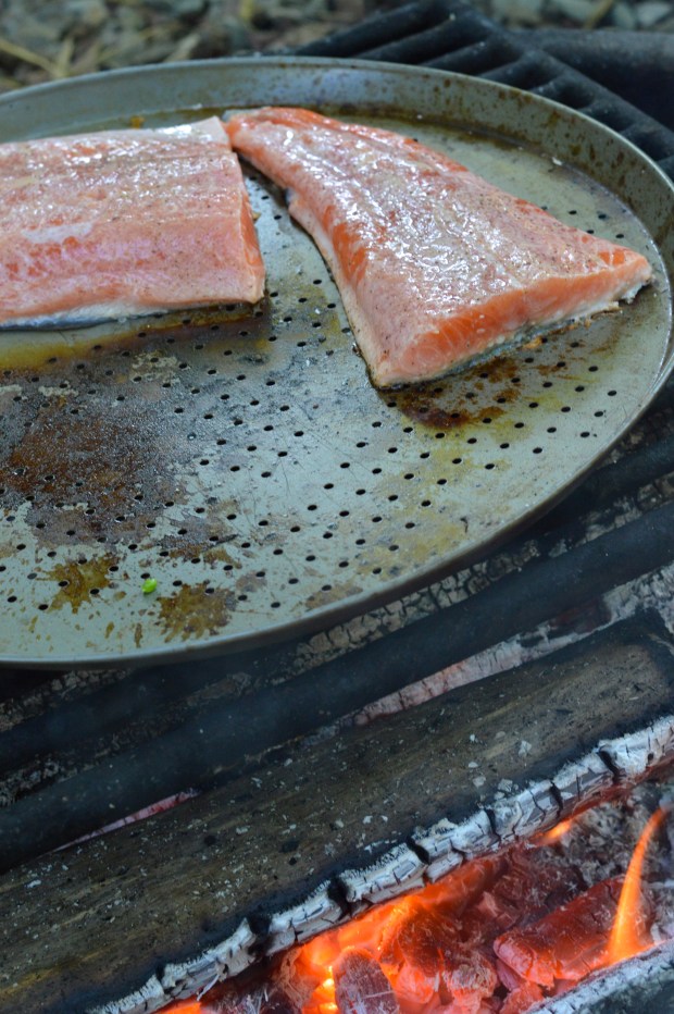 campfire grilled salmon with tomato mango salad | Brooklyn Homemaker