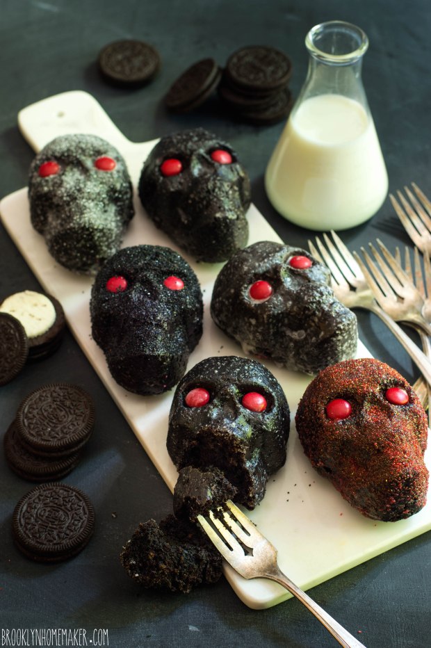 dark chocolate & oreo mini skull cakes | Brooklyn Homemaker